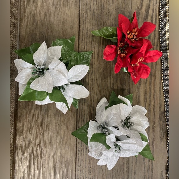 Christmas napkins, napkin rings, table runner and flowers - Picture 5 of 6